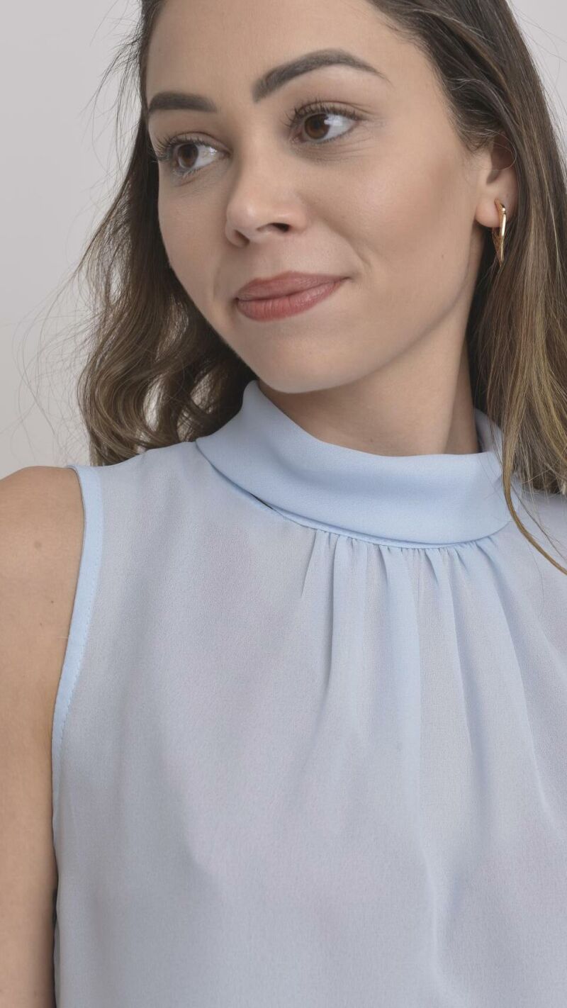 Imagem de Regata Azul em Crepe com Gola Refinada e Detalhe de Laço - Elegância e Versatilidade